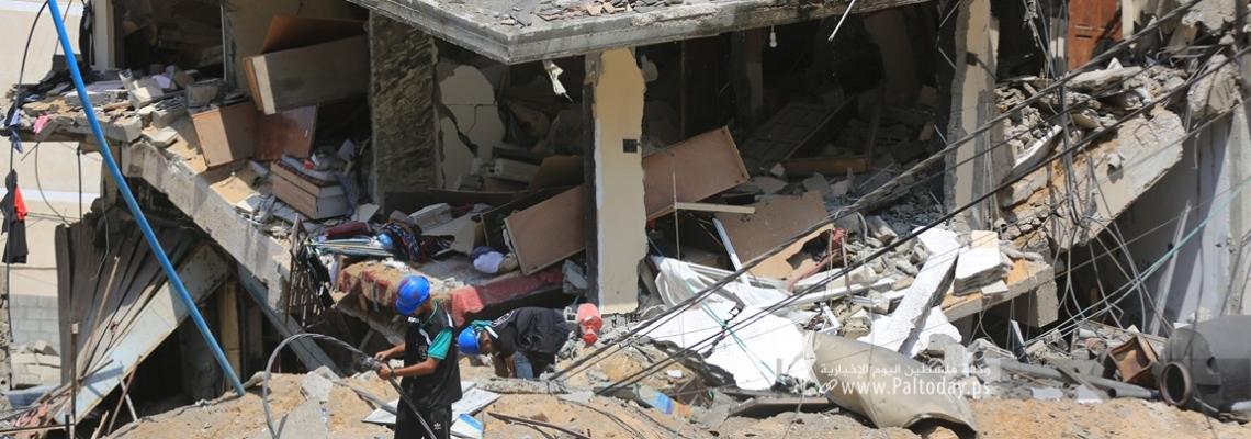 بالصور :طائرات الاحتلال تدمر منزل عائلة خليفة بمحيط فندق الامل غرب مدينة غزة.