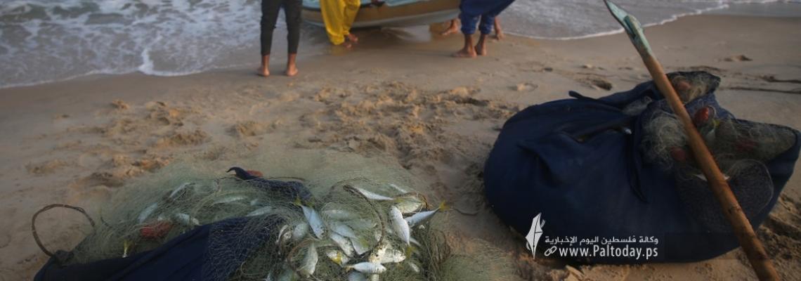 بالصور: صيادون يعتاشون من البحر قبالة مدينة بيت لاهيا شمال قطاع غزة