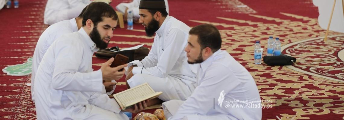 بالصور : "صفوة الحفاظ"  500 حافظ وحافظة للقرآن الكريم بتلاوته كاملاً على جلسة واحدة في مسجدَي الشافعي والتقوى بمدينة غزة