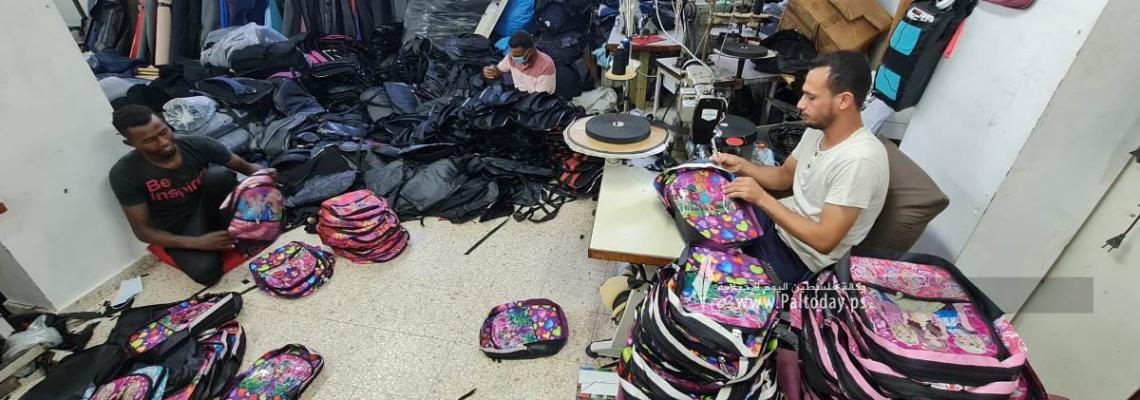 بالصور: مصانع الخياطة بغزة  تستعد لطرح إنتاج الزي المدرسي في الأسواق المحلية