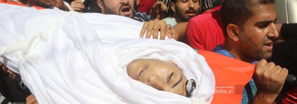 بالصور: جماهير غفيرة من ابناء شعبنا تشييع جثمان شهداء مجزرة جباليا