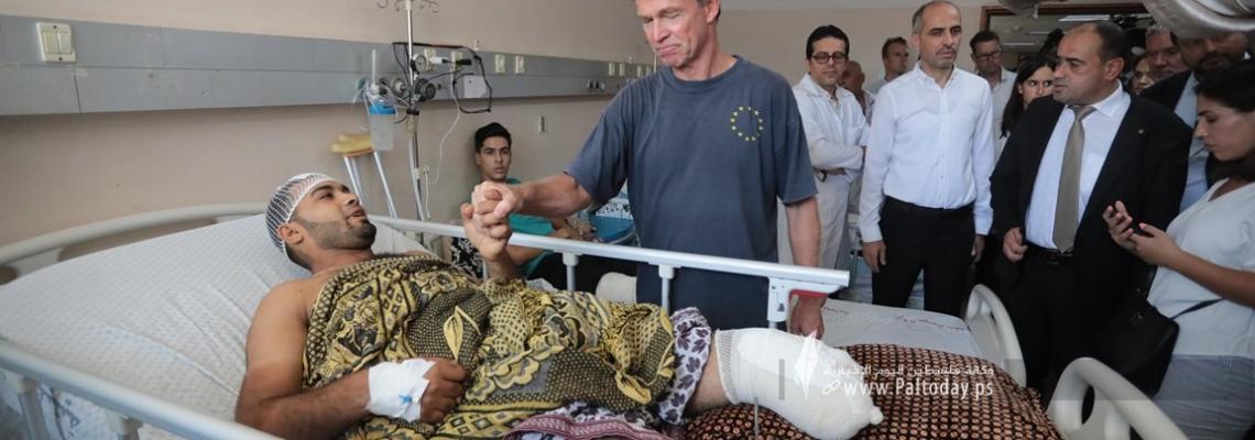 بالصور :ممثل الاتحاد الأوروبي يعقد مؤتمراً صحفياً بغزة بعد جولة ميدانية أجرها برفقة مدير وكالة "الأونروا" شملت جرحى العدوان "الإسرائيلي" الاخير في مستشفى الشفاء مخيم الشاطئ للاجئين
