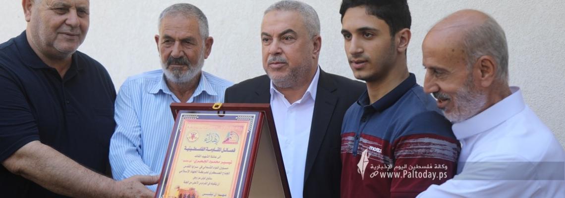 بالصور: زيارة فصائل المقاومة  بقطاع غزة لمنزل الشهيد القائد تيسير الجعبري