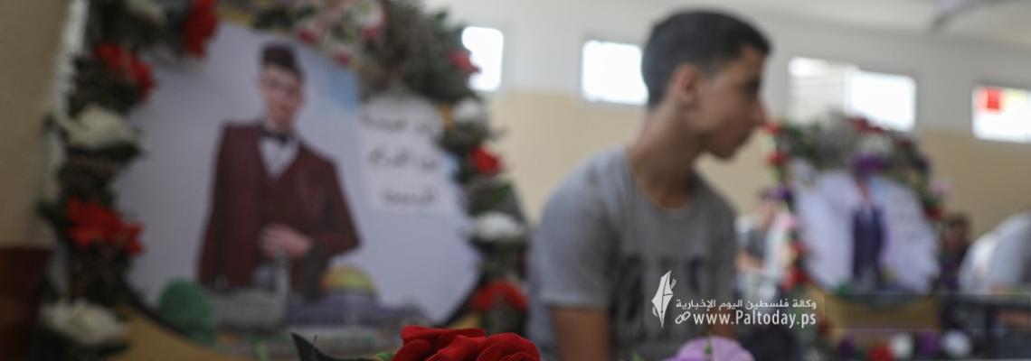 بالصور: مدرسة أبو عبيدة الثانوية في بيت لاهيا شمال قطاع غزة تستقبل عامها الدراسي الجديد بحزن لفقدها ثلاثة من طلبتها خلال العدوان الإسرائيلي الأخير