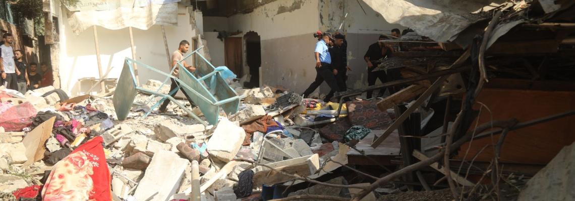 صور استهداف الاحتلال منزلًا لعائلة أبو جاسر وسط مخيم جباليا شمال قطاع غزة