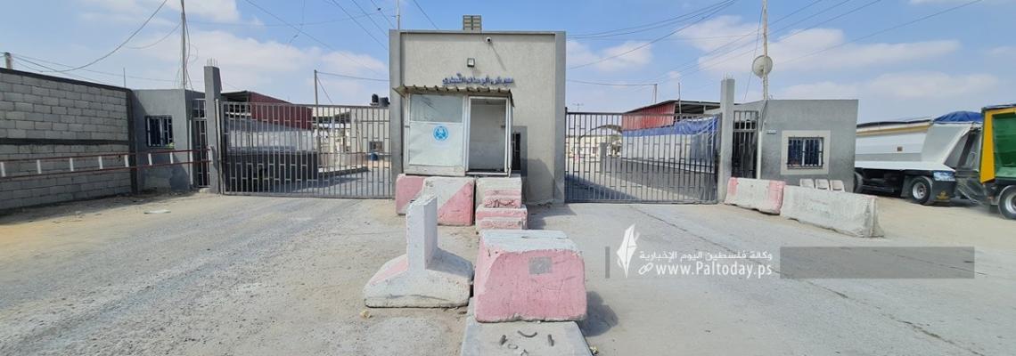 بالصور : الاحتلال يغلق معبر كرم ابو سالم التجاري جنوب قطاع غزة
