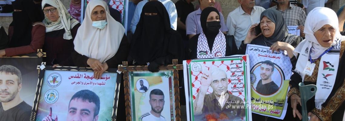 بالصور: اعتصام أهالي الأسرى ووقفة تضامنية أمام مقر الصليب الأحمر بغزة مع الأسير ناصر أبو حميد