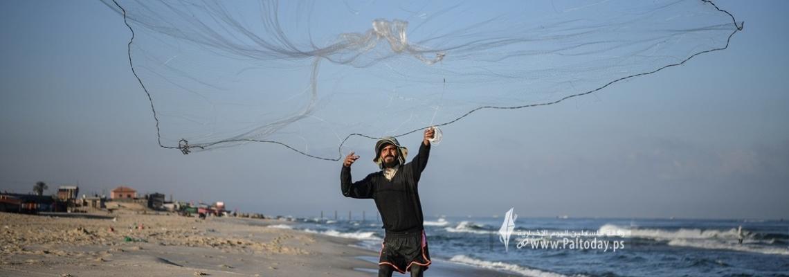 الصيد يتحول من هواية إلى مهنة لعاطلي غزة