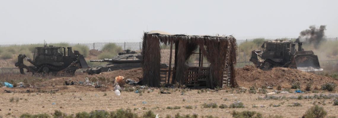 مزارعون  يواصلون فلاحة أرضهم قرب السياج الحدودي بالتزامن مع توغل إسرائيلي شرق قطاع غزة