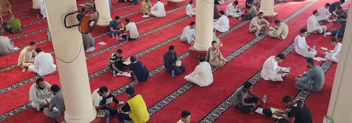 بالصور: "سرد سورة البقرة" على جلسة واحدة، في قطاع غزة