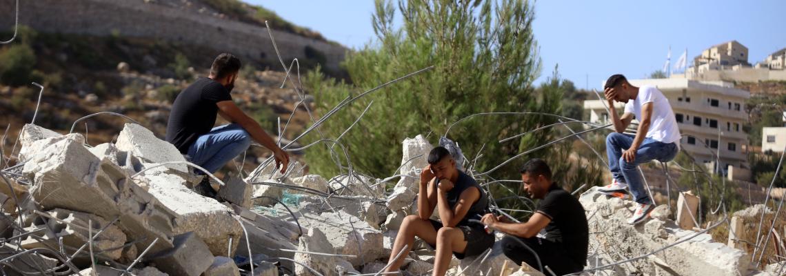 بالصور :بيت لحم - قوات الاحتلال تهدم منزلا قيد الانشاء وغرف زراعية في قرية ارطاس