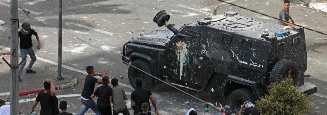 بالصور: تجدد الاشتباكات صباح اليوم في نابلس في أعقاب اعتقال السلطة للمطارد اشتية