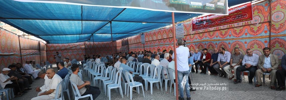 بالصور: فصائل العمل الوطني والاسلامي تقيم خيمة عزاء لشهداء جنين في ساحة الجندي المجهول بمدينة غزة