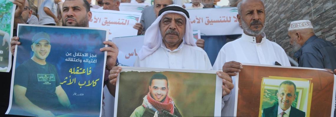 التجمع الوطني للقبائل والعشائر والعائلات الفلسطينية خلال الوقفة التضامنية استنكارًا لاعتقال السلطة أبطال المقاومة في الضفة الغربية المحتلة بمدينة غزة