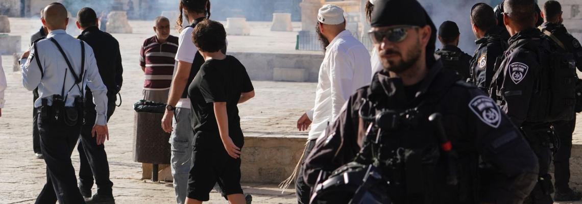 بالصور: قوات الاحتلال ومئات المستوطنين خلال اقتحامهم ساحات المسجد الأقصى والاعتداء على المرابطين