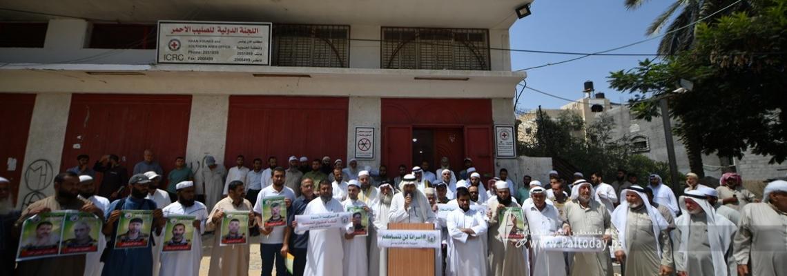وقفة تضامنية للأئمة والخطباء مع الأسري أمام الصليب الأحمر فى مدينة خانيونس