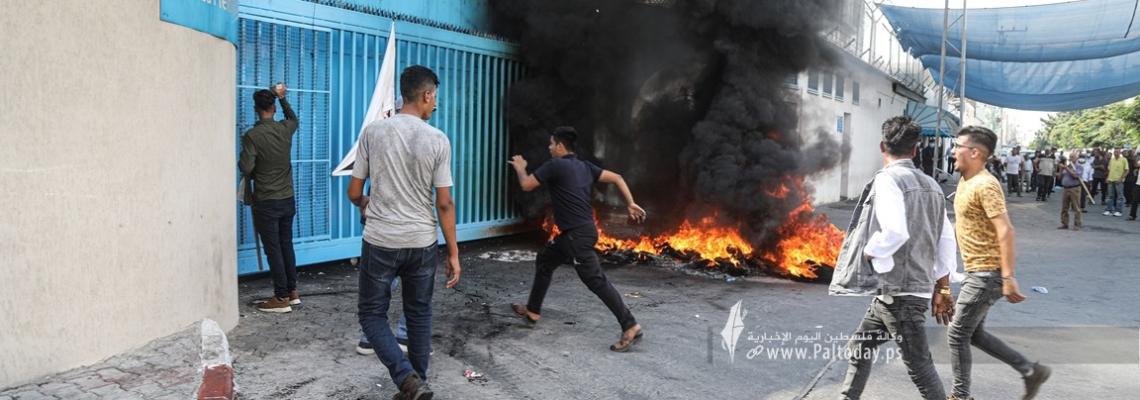 بالصور: وقفة احتجاجية لمتضرري العدوان الإسرائيلي على القطاع عام 2014 أمام مقر الأونروا بغزة