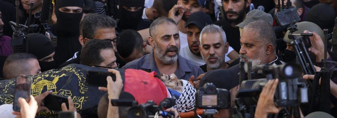 بالصور: تشييع جثامين الشهداء بمسيرة حاشدة في مدينة جنين