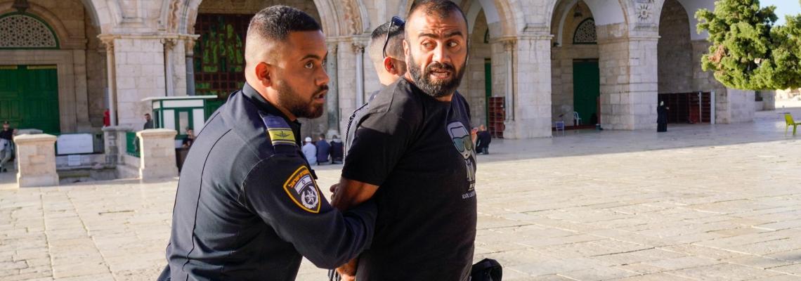 بالصور: القدس - قوات الاحتلال والمستوطنون خلال اقتحامهم باحات المسجد الأقصى والاعتداء على المرابطين