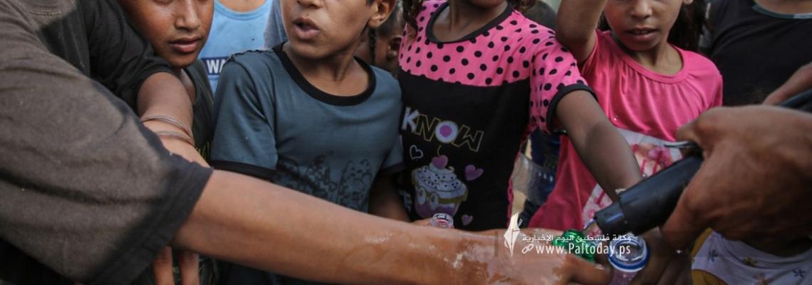 بالصور: أطفال يحصلون على مياة شرب مجانية في شمال قطاع غزة