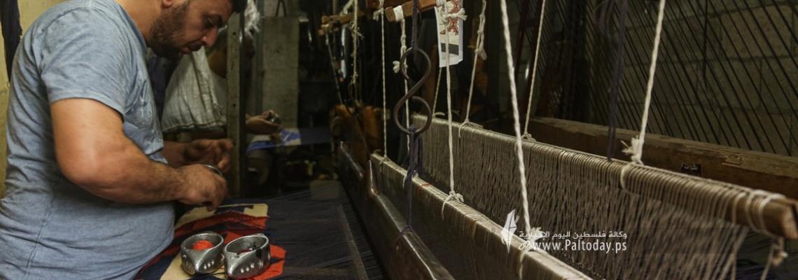 بالصور: صناعة السجاد اليدوي في غزة حرفة تراثية صامدة في وجه الزمن