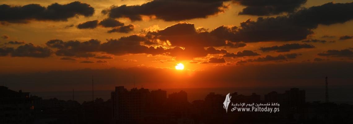 بالصور :غروب الشمس من سماء قطاع غزة مساء اليوم.