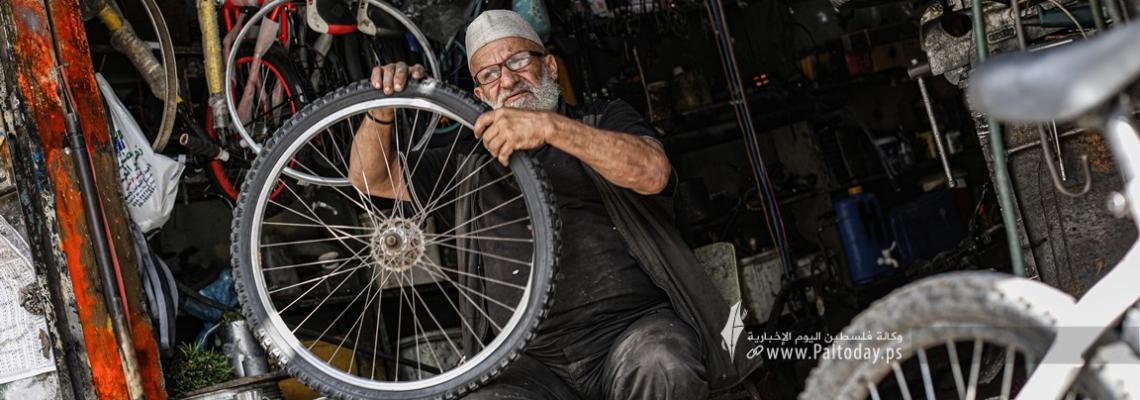 بالصور:  المسن محمود كحيل أقدم مصلح الدراجات الهوائية في قطاع غزة