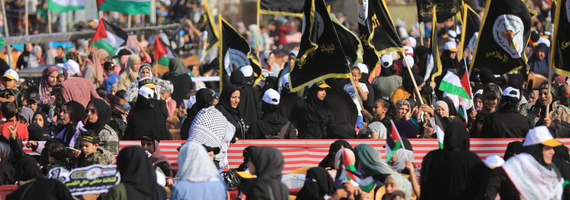 صور جماهير غفيرة تتوافد لمهرجان الانطلاقة الجهادية الـ 35 في ساحة الكتيبة بغزة