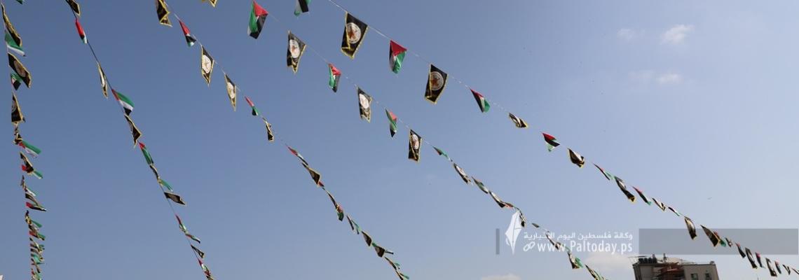 بالصور: العمل الجماهيرى للجهاد يواصل التجهيزات فى ساحة الكتيبة لاحياء ذكرى الانطلاقة
