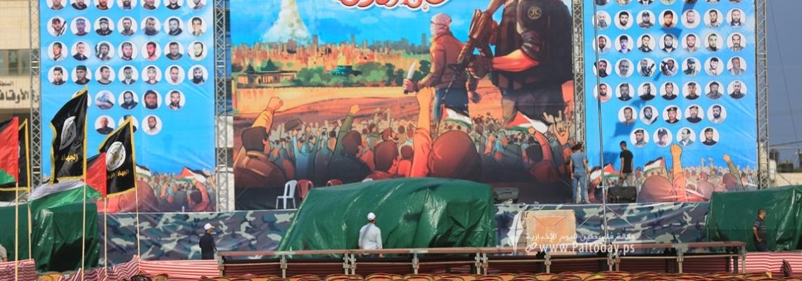 بالصور : انتهاء تجهيز منصة مهرجان حركة الجهاد الإسلامي قبل ساعات من بدء المهرجان