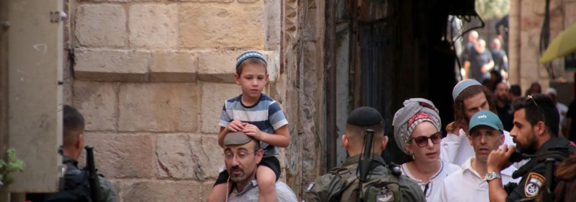 بالصور :القدس المحتلة - الاحتلال و مستوطنوه يعتدون على المرابطين في باب السلسلة