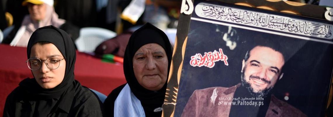 الجماهير الفلسطينية تلتقط صور تذكارية مع مجاهدي سرايا القدس الملتفين حول منصات صواريخ المقاومة