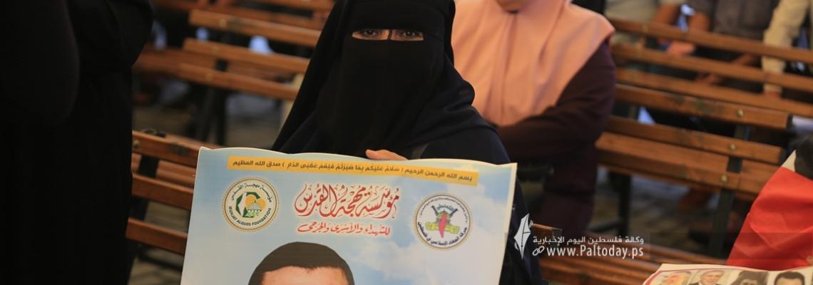 بالصور: اعتصام أهالي الأسرى الأسبوعي أمام مقر الصليب الأحمر بغزة