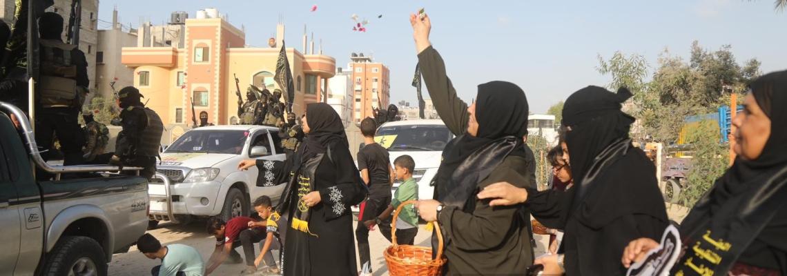 مواطنون يرشون جنود سرايا القدس بالورود احتفاء بالانطلاقة الجهادية 35