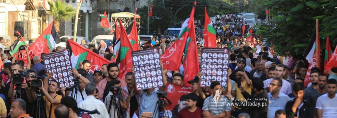 بالصور: الشعبيّة تنظم مسيرة جماهيريّة  إسنادًا للأسرى المضربين عن الطعام أمام مقر الصليب الاحمر بغزة