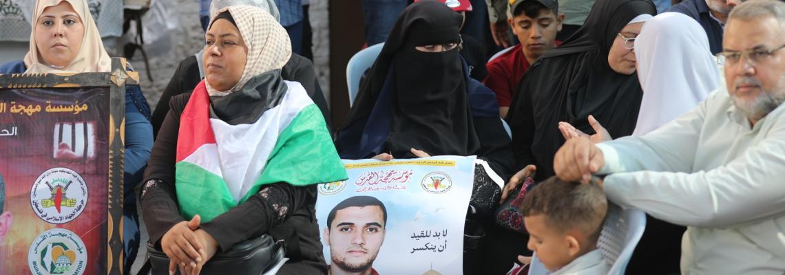 بالصور :اعتصام أهالي الأسرى أمام مقر الصليب الأحمر وإحياء ذكرى صفقة وفاء الأحرار