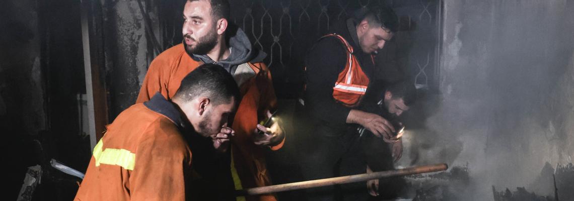 بالصور: من مكان الحريق في منزل عائلة أبو ريا شمال قطاع غزة