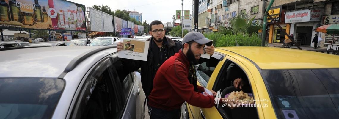 بالصور :العمل الجماهيري لحركة الجهاد الإسلامي يوزع الحلوى على مفترقات قطاع غزة ابتهاجاً بعملية سلفيت المزدوجة
