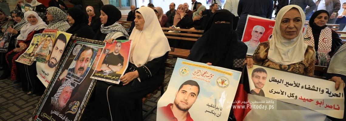 بالصور: اعتصام اهالى الأسرى الأسبوعي أمام مقر الصليب الأحمر بغزة