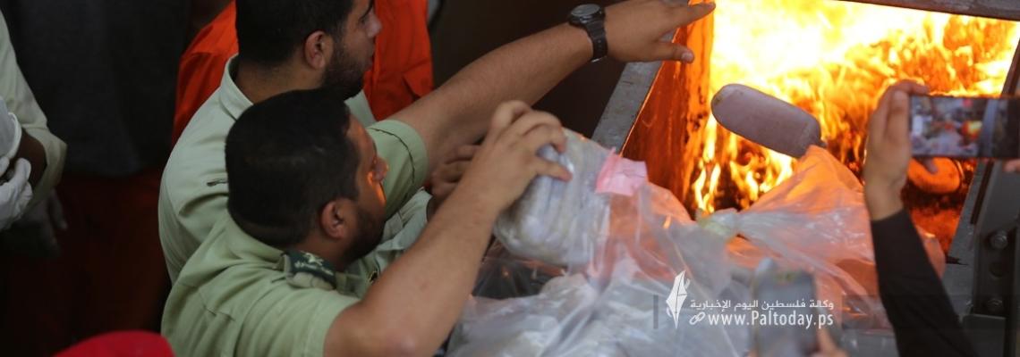 بالصور: الداخلية  تحرق عشرات من فروش الحشيش، ومئات من حبات الحبوب المخدرة بغزة