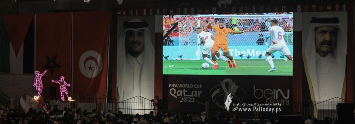 بالصور : جماهير قطاع غزة داخل صالة سعد صايل  تتابع  مباراة  "هولندا ضد قطر" ضمن مباريات كأس العالم قطر 2022