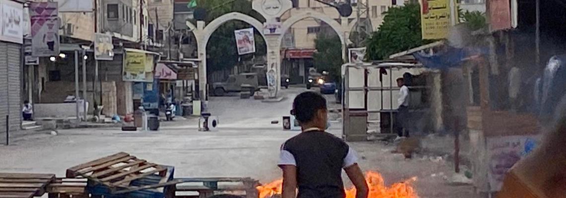 بالصور : مواجهات بين الشبان وجيش الاحتلال في مخيم جنين