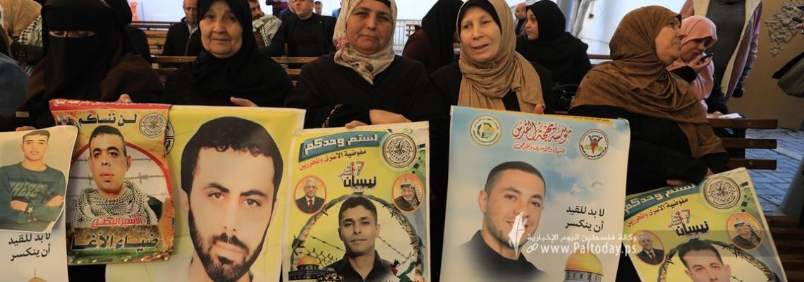 بالصور: اعتصام اهالى الأسرى الأسبوعي أمام مقر الصليب الأحمر بغزة