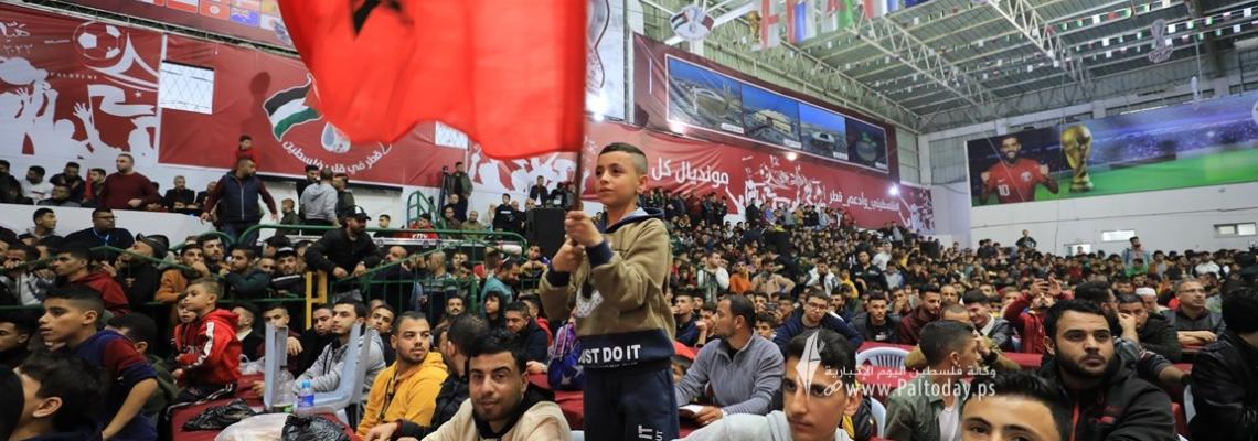 بالصور: حضور جماهيري فلسطيني كبير، في صالة سعد صايل بغزة، لمتابعة مباراة المنتخب المغربي أمام البرتغال