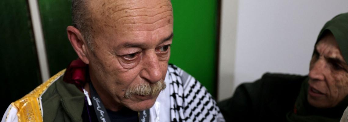 بالصور: متحديًا تعليمات بن غفير .. المحرر كريم يونس يرتدي الكوفية لحظة تحرره