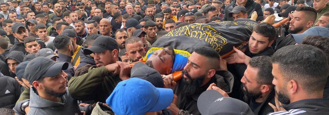 بالصور: جماهير شعبنا في مخيم جنين تشيع جثمان الشهيد القائد عمر السعدي إلى مثواه الأخير