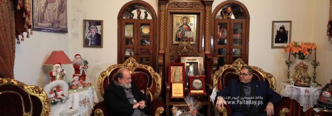 بالصور : وفد من حركة حماس يزور كنيسة القديس بورفيريوس بغزة مهنئًا بـأعياد الميلاد