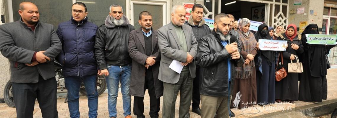 بالصور: "مهجة القدس" و "الإطار النسوي للجهاد" تنظمان وقفة في غزة احتجاجا على اعتداء الاحتلال على الأسيرات في سجن الدامون