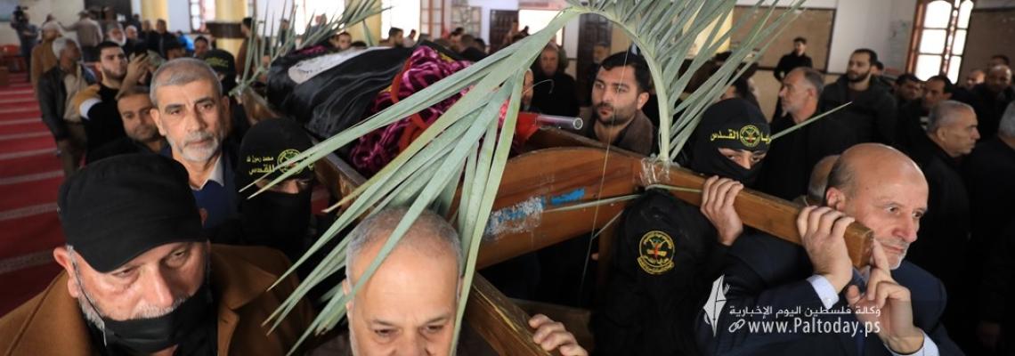 بالصور : الجهاد الإسلامي وسرايا القدس  بغزة تشيعان في جنازة عسكرية والد الاستشهادي أنور سكر أحد منفذي عملية بيت ليد البطولية