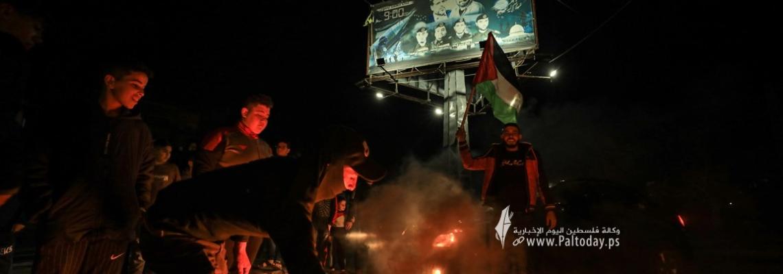 بالصور: مواطنون يحتفلون بعملية القدس البطولية أمام منزل الشهيد القائد بهاء أبو العطا